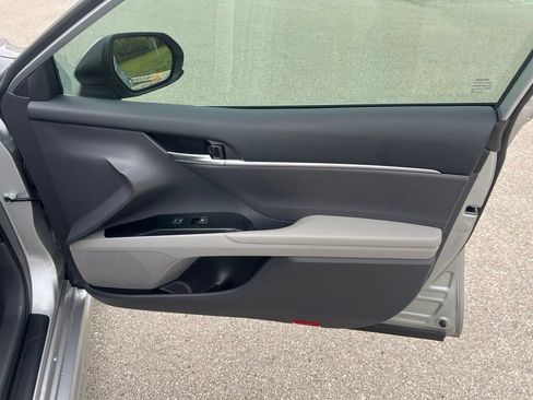 Used 2020 Toyota Camry SE FWD image 11