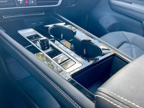 Used 2025 Volkswagen Atlas SE image 16