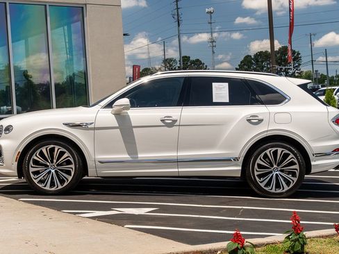 Used 2021 Bentley Bentayga Plug-In Hybrid AWD/4WD image 21