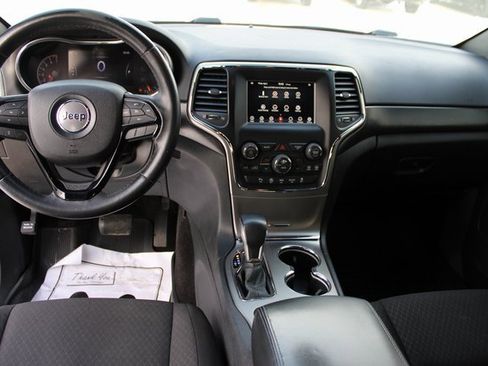 Used 2018 Jeep Grand Cherokee Laredo image 31