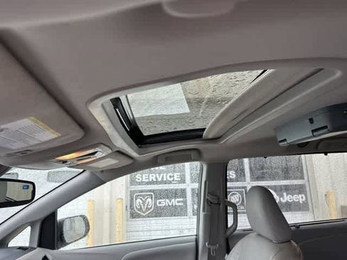 Used 2018 Toyota Sienna XLE image 12