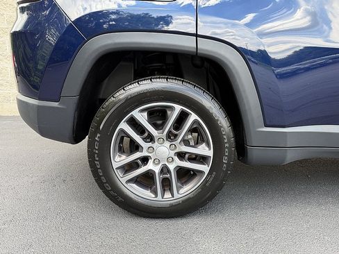 Used 2018 Jeep Compass Latitude w/ Popular Equipment Group AWD/4WD image 8