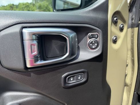 Used 2025 Jeep Wrangler Sport AWD/4WD image 19