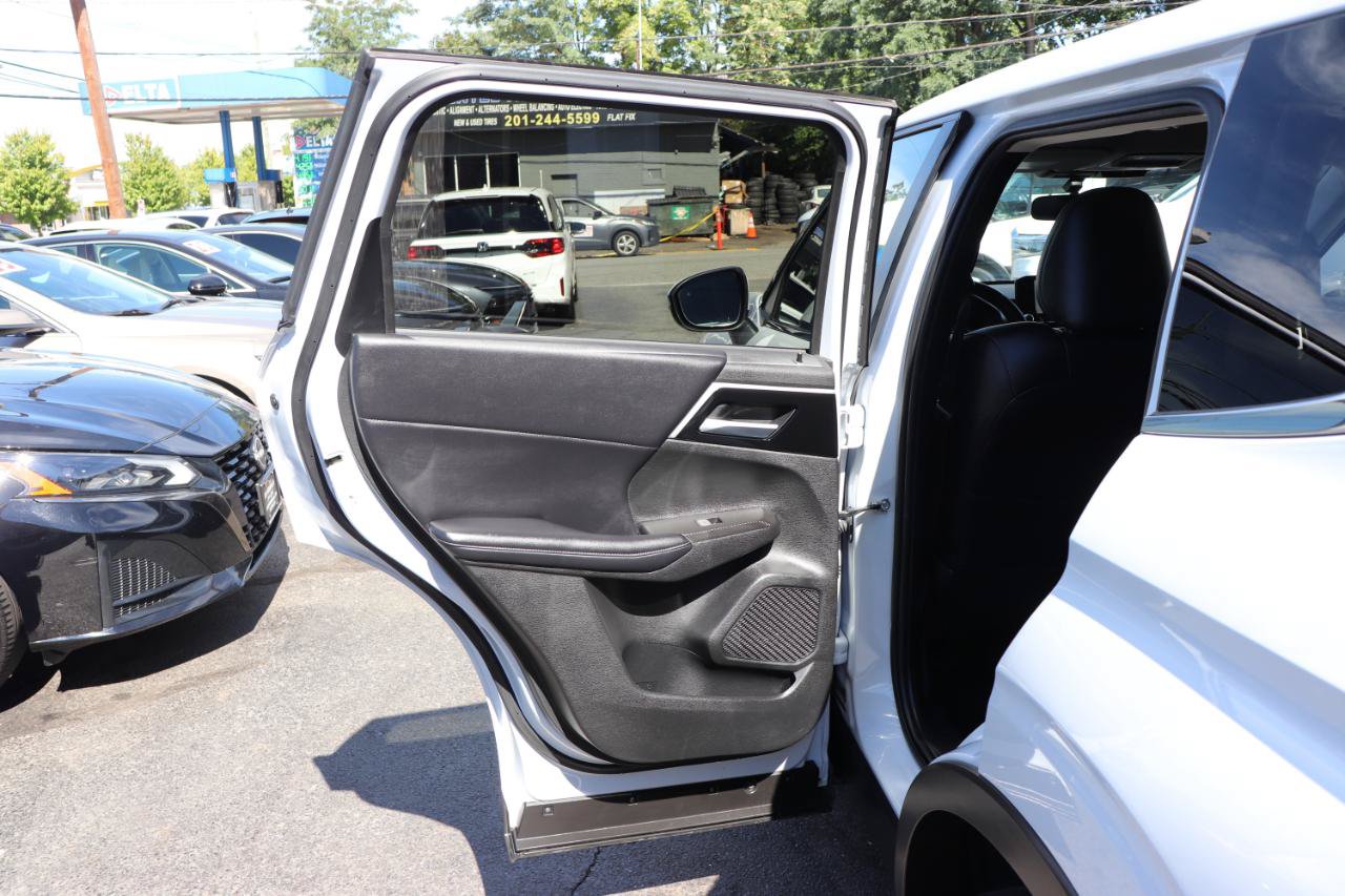 Used 2024 Mitsubishi Outlander FWD image 25