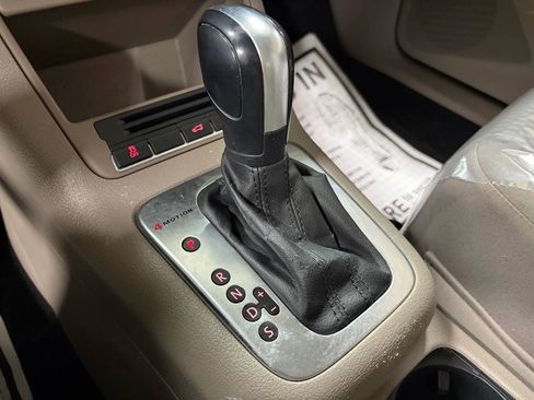 Used 2011 Volkswagen Tiguan S image 38