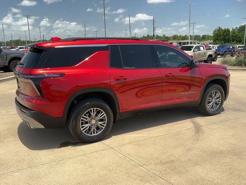 Used 2025 Chevrolet Traverse LT image 8