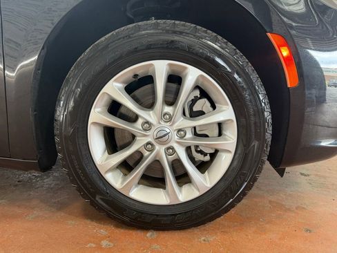 Used 2022 Chrysler Pacifica Touring image 8