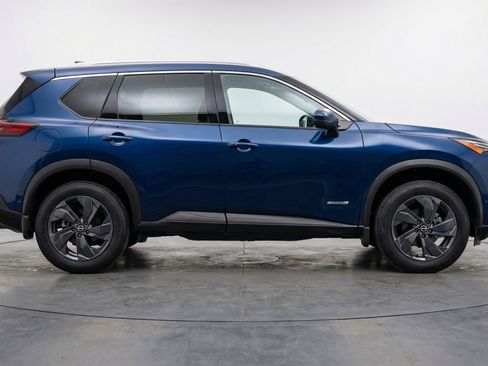 Used 2025 Nissan Rogue SV image 11