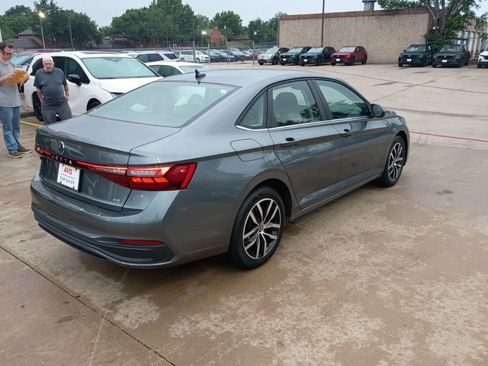 Used 2025 Volkswagen Jetta SE image 9