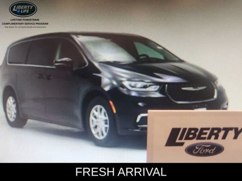 Used 2024 Chrysler Pacifica Touring-L FWD image 1