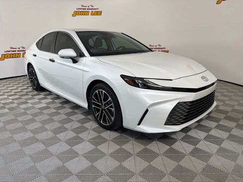 Used 2025 Toyota Camry XLE FWD image 9