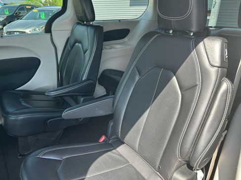 Used 2022 Chrysler Pacifica Touring-L FWD image 22