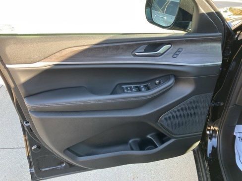 New 2025 Jeep Grand Cherokee L Limited image 9