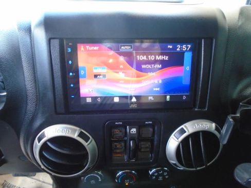 Used 2018 Jeep Wrangler Unlimited Sahara w/ Connectivity Group image 19