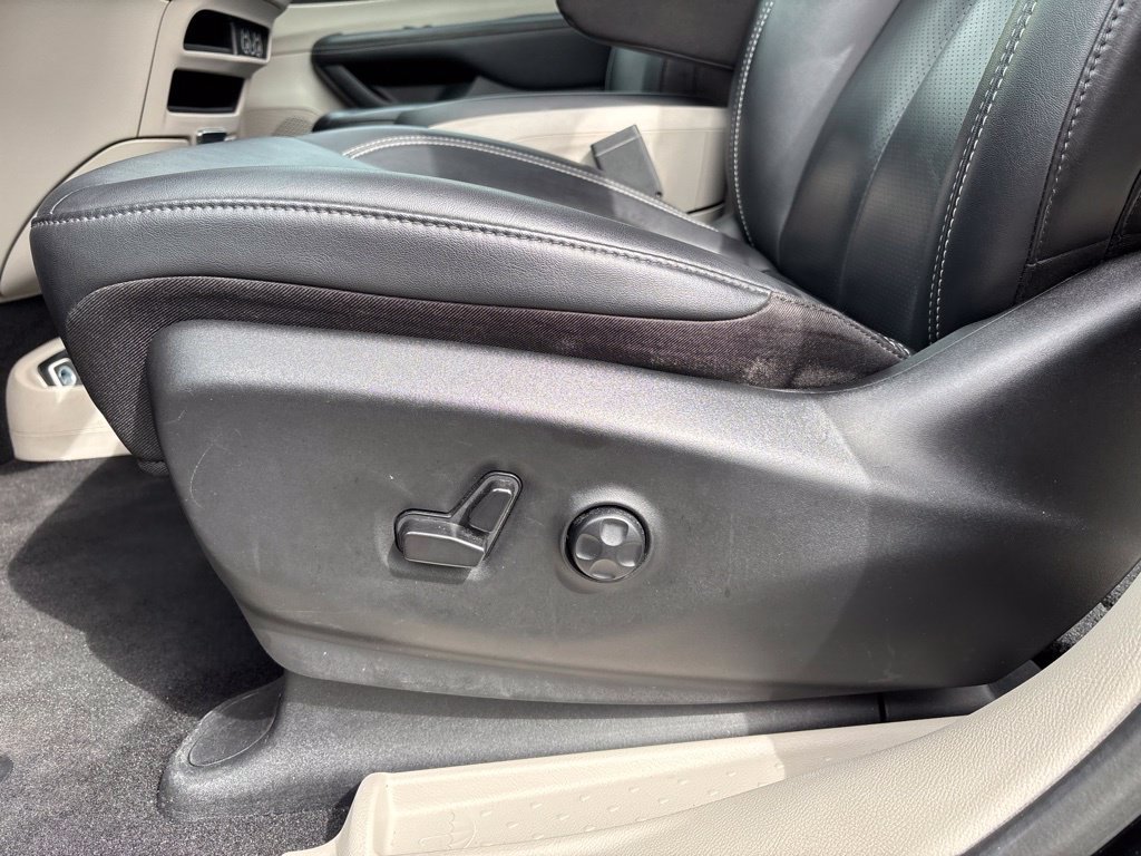 Used 2024 Chrysler Pacifica Touring-L FWD image 12