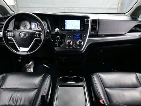Used 2019 Toyota Sienna SE w/ SE Preferred Package image 18