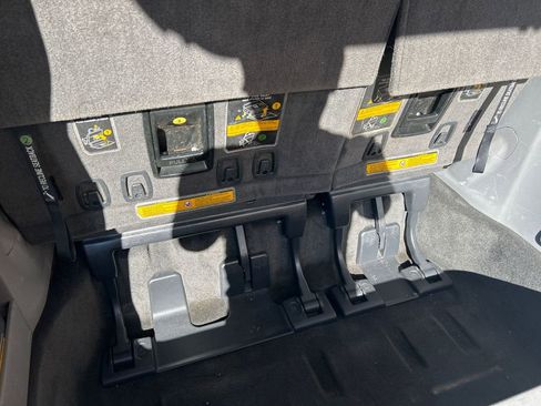 Used 2014 Toyota Sienna SE image 9