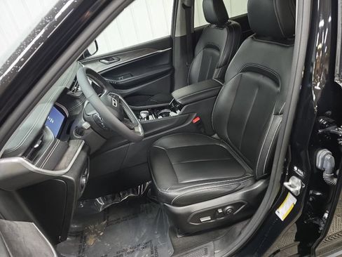 Used 2023 Jeep Grand Cherokee Limited AWD/4WD image 32