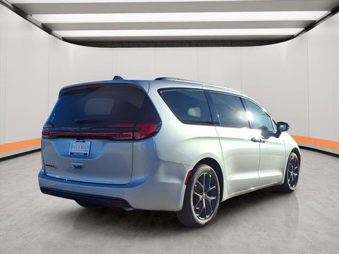 New 2026 Chrysler Pacifica Select w/ S Appearance Package image 5