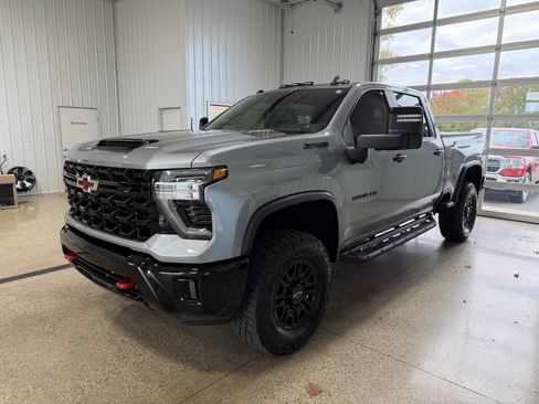 Used 2024 Chevrolet Silverado 2500 ZR2 w/ Technology Package image 2