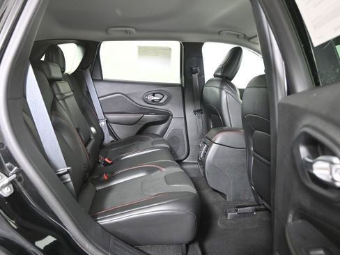 Used 2019 Jeep Cherokee Trailhawk image 16