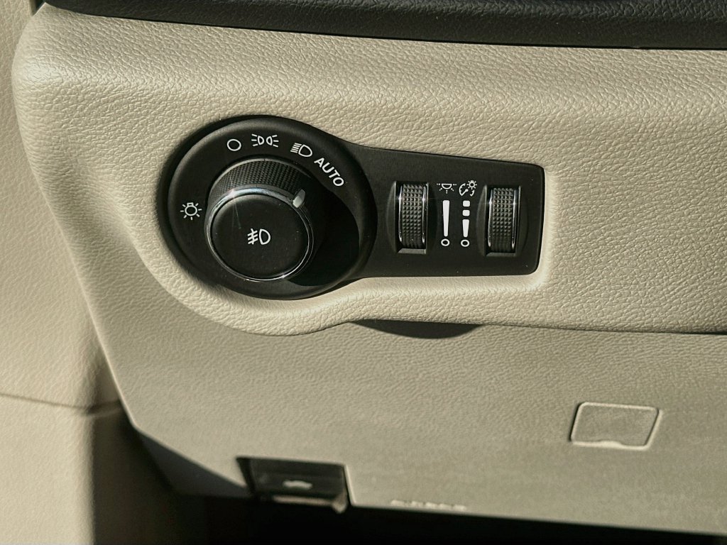 Used 2018 Chrysler Pacifica Touring-L FWD image 10