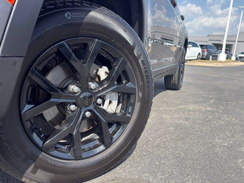 Used 2024 Jeep Grand Cherokee Altitude AWD/4WD image 4