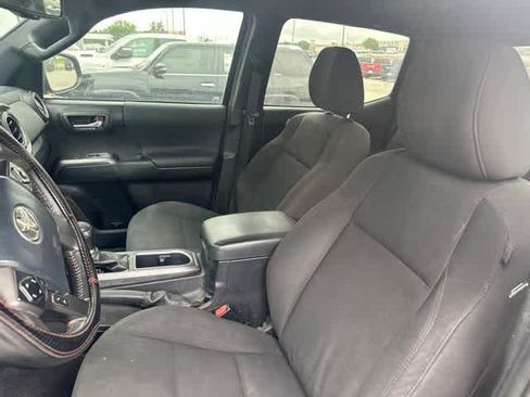 Used 2017 Toyota Tacoma TRD Sport w/ Tow Package (A/T) AWD/4WD image 4