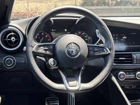 Used 2023 Alfa Romeo Giulia Veloce RWD image 7