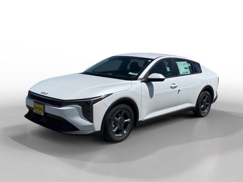 New 2026 Kia K4 LXS image 1