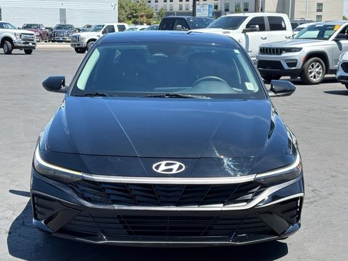 Used 2024 Hyundai Elantra SE FWD image 2