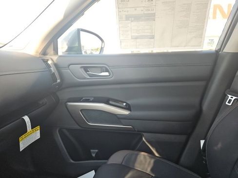 New 2025 Nissan Pathfinder Platinum image 41