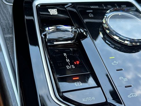 Used 2025 BMW 740i w/ Premium Package RWD image 27