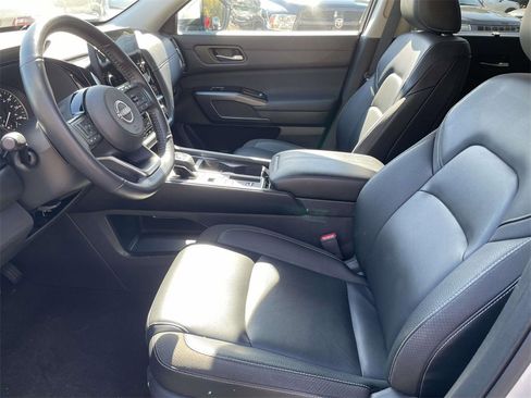 Used 2025 Nissan Pathfinder SL image 12