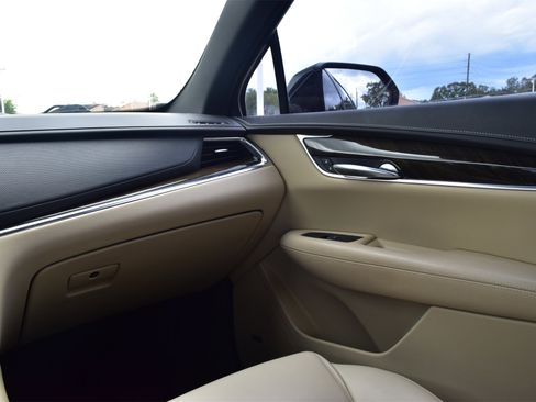 Used 2019 Cadillac XT5 FWD image 8
