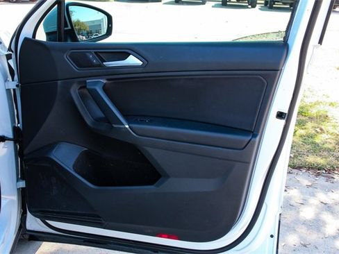 Used 2020 Volkswagen Tiguan SE w/ Panoramic Sunroof Package image 27