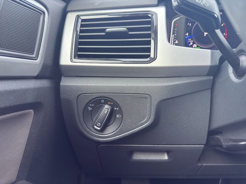 Used 2022 Volkswagen Atlas Cross Sport SE image 19