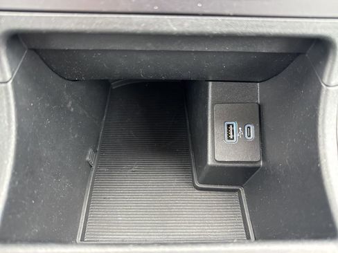 Used 2021 Ford Edge SE image 15