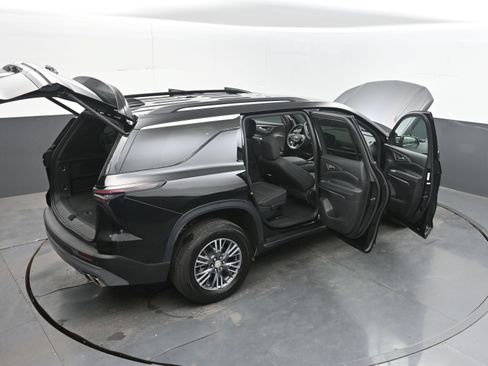 Used 2025 Chevrolet Traverse LT FWD image 45