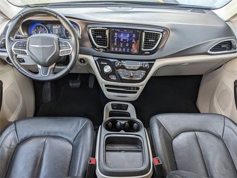 Used 2017 Chrysler Pacifica Touring-L image 9