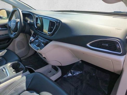 Used 2023 Chrysler Pacifica Touring-L image 21