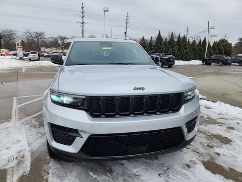 Certified 2024 Jeep Grand Cherokee Altitude image 5