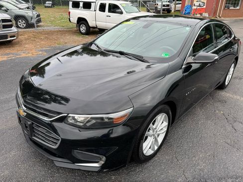 Used 2017 Chevrolet Malibu LT FWD image 3
