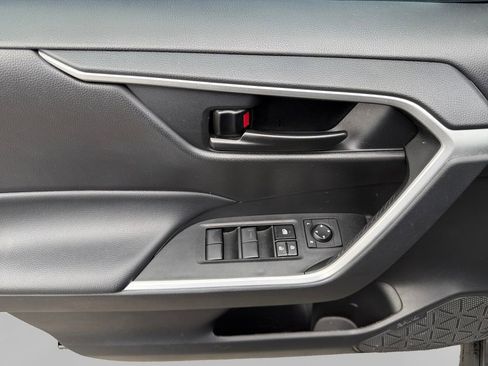 Used 2022 Toyota RAV4 LE image 14