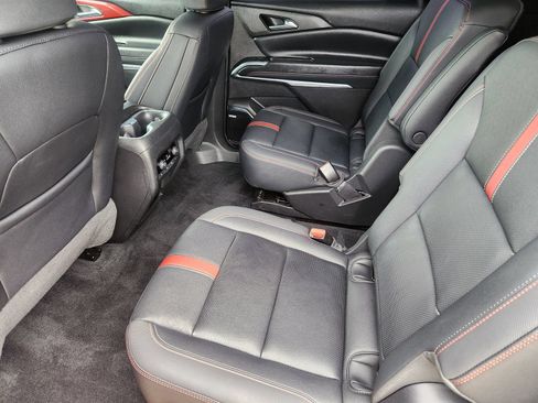 Used 2025 Chevrolet Traverse RS FWD image 32