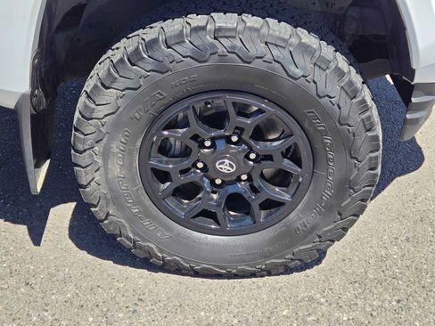 Certified 2021 Toyota Tacoma SR5 AWD/4WD image 11