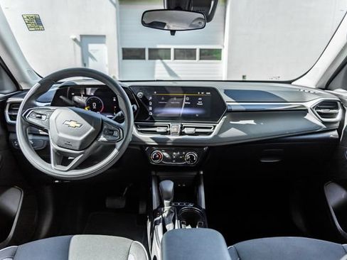 Used 2025 Chevrolet TrailBlazer LT w/ Driver Confidence Package AWD/4WD image 25