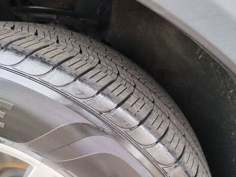 Used 2020 Ford Explorer XLT image 11