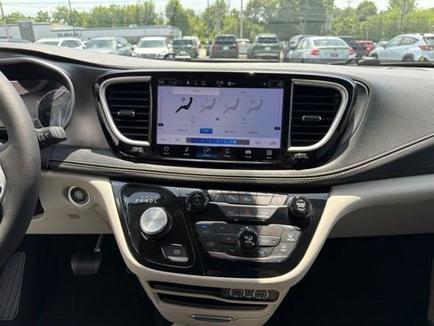 Used 2023 Chrysler Pacifica Touring-L AWD/4WD image 17