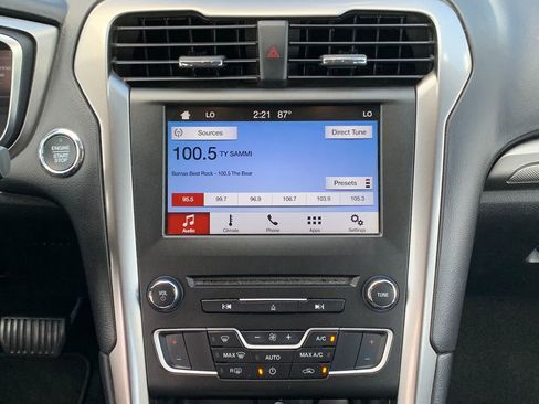 Used 2017 Ford Fusion SE w/ Fusion SE Technology Package image 15